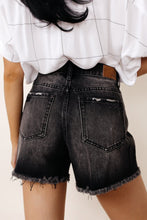 Cargue la imagen en el visor de la galería, Vintage Washed High Waist Frayed Cutoff Denim Shorts

