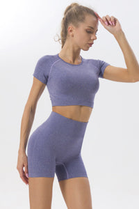 Conjunto de yoga de top corto sólido y pantalones cortos de cintura alta