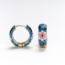 Cargue la imagen en el visor de la galería, Flower Huggie Hoop Earrings - www.novixan.com
