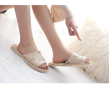 Cargue la imagen en el visor de la galería, Women&#39;s Flat Indoor Slippers - www.novixan.com
